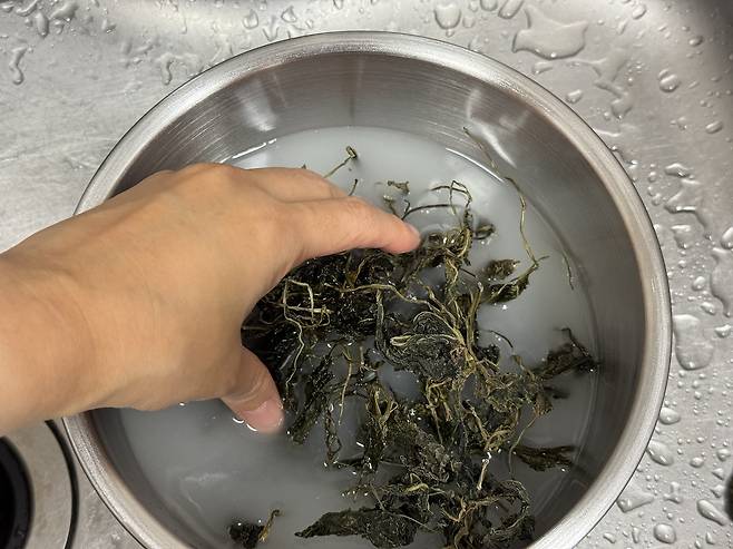 쌀뜨물로 말린 나물의 묵은내를 잡고 부드럽게 해주는 모습