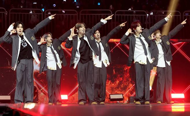 그룹 클로즈 유어 아이즈가 방탄소년단의 ‘상남자’를 부르고 있다.(사진=KGMA 특별취재반)