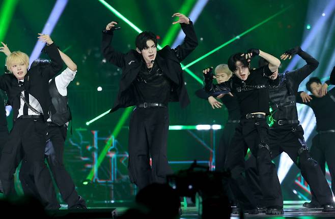 그룹 킥플립이 스트레이 키즈의 ‘매니악’을 부르고 있다.(사진=KGMA 특별취재반)