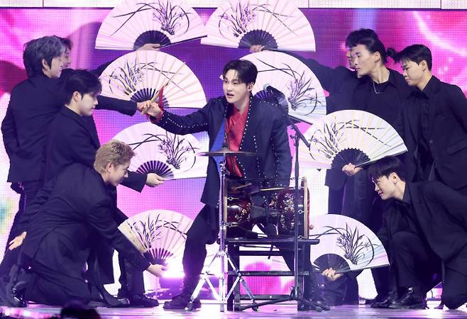 트롯 가수 박서진이 부채를 활용해 장구 퍼포먼스를 펼치고 있다.(사진=KGMA 특별취재반)