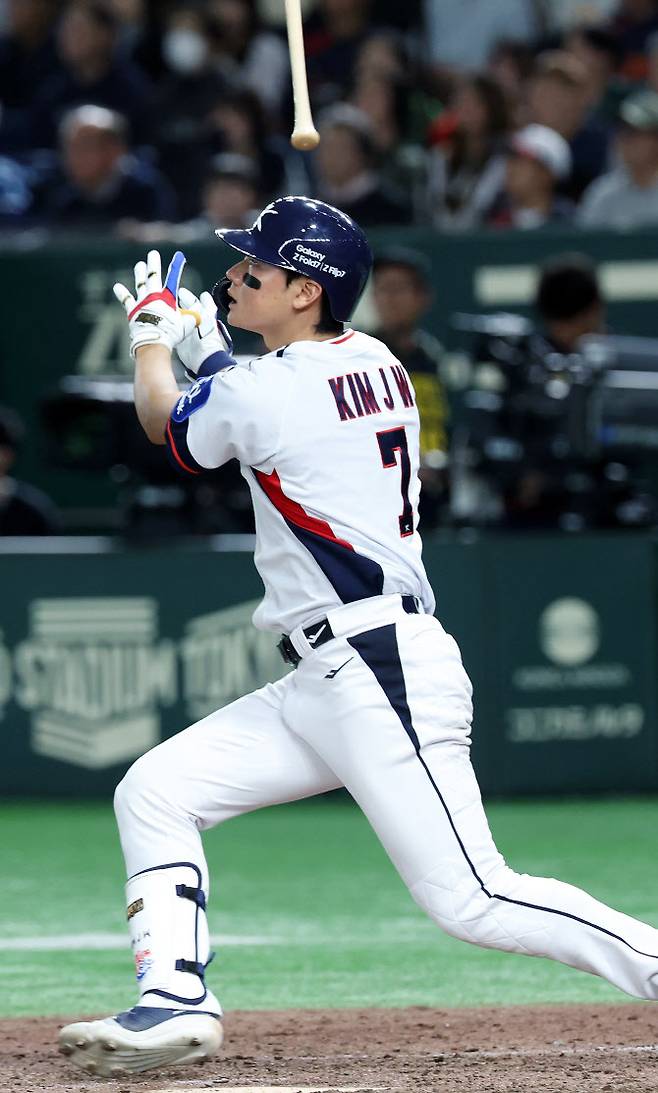 16일 일본 도쿄돔에서 열린 2025 K베이스볼 시리즈 대한민국과 일본의 평가전. 9회말 2사 주자없는 상황 김주원이 동점 솔로홈런을 쏘아올리고 있다. 사진=연합뉴스