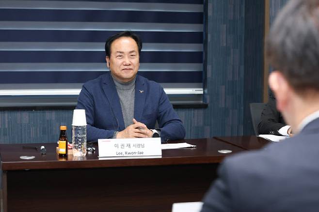 지난 14일 오산시 내삼미동 소재 이데미츠어드밴스트머티리얼즈코리아를 방문한 이권재 오산시장이 이데미츠코산 측으로부터 제2연구센터 건립 계획을 소개받고 있다.(사진=오산시)