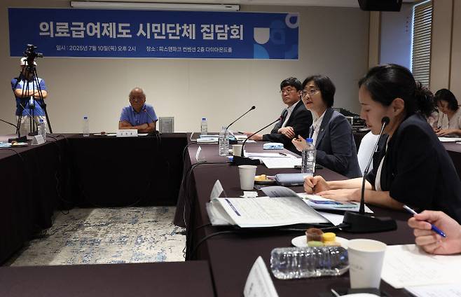 이스란 보건복지부 1차관(오른쪽 두번째)이 지난 7월 10일 서울 용산구 전쟁기념관에서 열린 ‘의료급여 제도개선 시민단체’ 간담회에서 답변하고 있다. (사진=연합뉴스)