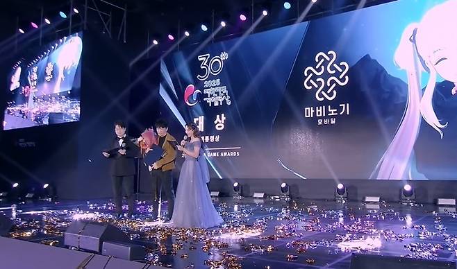 - 2025 대한민국 게임대상 대상을 수상한 김동건 데브캣 대표