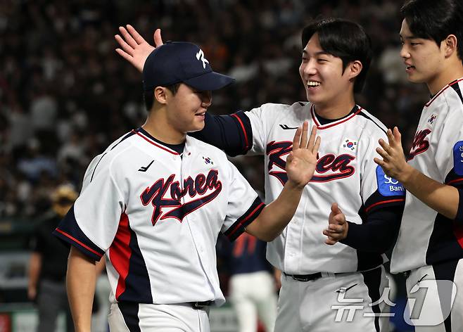 16일 오후 일본 도쿄돔에서 열린 월드베이스볼클래식(WBC) 대비 평가전 '2025 케이 베이스볼 시리즈(K-BASEBALL SERIES)' 일본과의 2차전 경기. 대한민국선발투수 정우주가 2회말 일본 공격 2사 2,3루 위기를 넘긴 뒤 더그아웃으로 향하며 원태인, 문동주에게 격려받고 있다. 2025.11.16/뉴스1 ⓒ News1 구윤성 기자