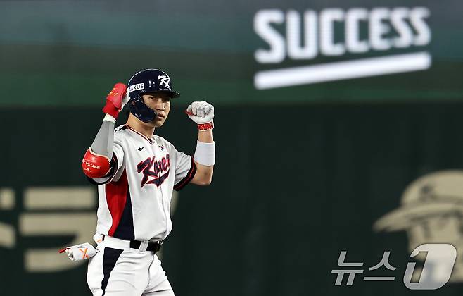 16일 오후 일본 도쿄돔에서 열린 월드베이스볼클래식(WBC) 대비 평가전 '2025 케이 베이스볼 시리즈(K-BASEBALL SERIES)' 일본과의 2차전 경기. 대한민국 박해민이 3회초 무사 1루 상황 2루타를 친 뒤 세리머니하고 있다. 2025.11.16/뉴스1 ⓒ News1 구윤성 기자