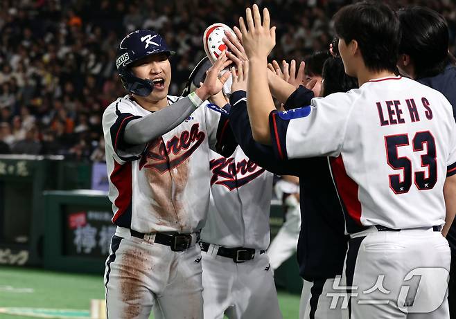 16일 오후 일본 도쿄돔에서 열린 월드베이스볼클래식(WBC) 대비 평가전 '2025 케이 베이스볼 시리즈(K-BASEBALL SERIES)' 일본과의 2차전 경기. 3회말 1사 만루 상황때 송성문의 2타점 2루타로 득점한 박해민, 최재훈이 동료들과 기쁨을 나누고 있다. 2025.11.16/뉴스1 ⓒ News1 구윤성 기자