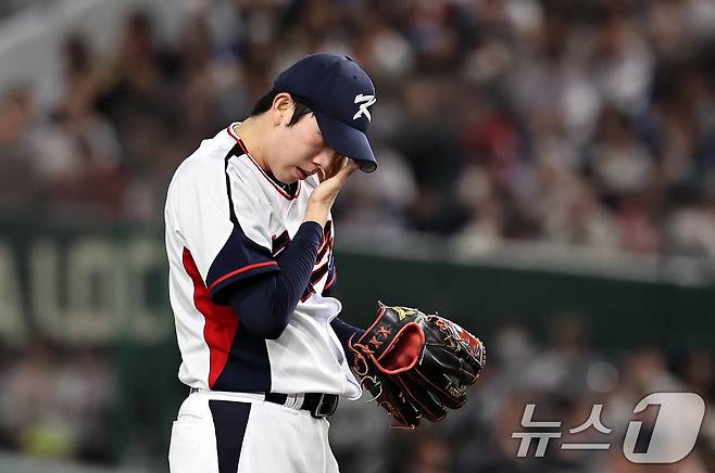 16일 오후 일본 도쿄돔에서 열린 월드베이스볼클래식(WBC) 대비 평가전 '2025 케이 베이스볼 시리즈(K-BASEBALL SERIES)' 일본과의 2차전 경기. 4회초 일본에 2실점한 대한민국 투수 오원석이 땀을 닦고 있다. 2025.11.16/뉴스1 ⓒ News1 구윤성 기자