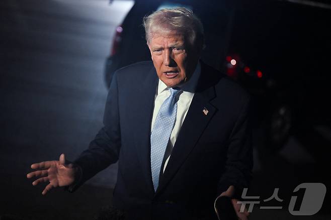 도널드 트럼프 미국 대통령이 16일(현지시간) 미국 플로리다주 웨스트팜비치에 있는 팜비치 국제공항에서 워싱턴으로 향하는 에어포스원에 탑승하면서 기자들과 질의응답 시간을 갖고 있다. 2025.11.16 ⓒ 로이터=뉴스1 ⓒ News1 김경민 기자