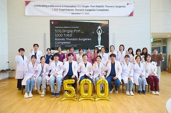 김현구 고대구로병원 심장혈관흉부외과 교수(사진 맨 앞줄 중앙)의 '세계 최초 단일공 흉부 로봇수술 500례'를 기념하며  의료진들이 기념촬영을 하고 있다(고대구로병원 제공)