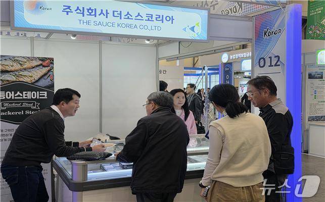 2025 부산국제수산엑스포(BEXCO)에서 바이어와 소비자들이 더소스코리아 간편식 제품에 관심을 보이고 있다.(더소스코리아 제공)