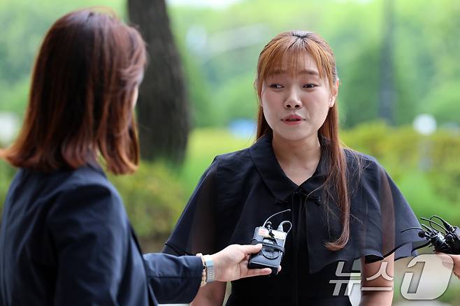 김예지 국민의힘 의원이 11일 오후 서울 서초구 서울고등검찰청에 마련된 내란특검(특별검사 조은석)으로 참고인 조사를 위해 출석, 취재진 질문에 답하고 있다. 2025.8.11/뉴스1 ⓒ News1 황기선 기자