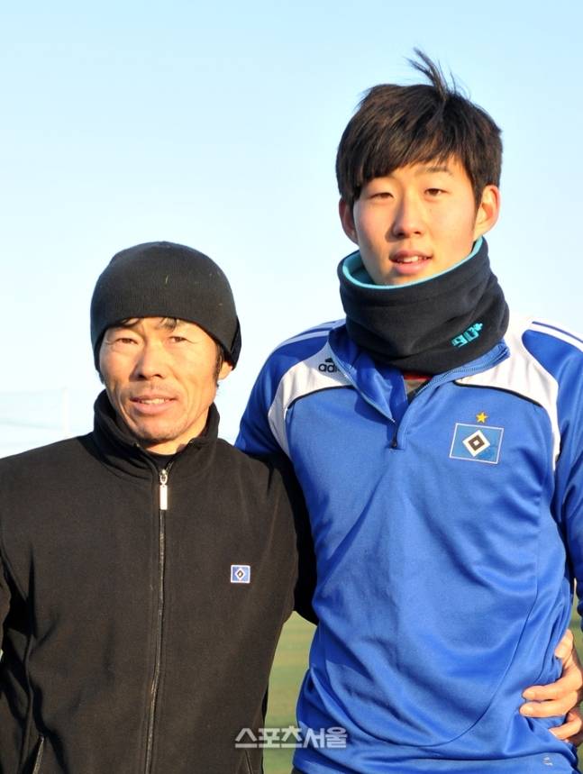 지난 2010년 12월 만 18세 나이로 독일 함부르크 1군에 데뷔한 손흥민(오른쪽)이 강원도 춘천 공지천인조잔디 구장에서 아버지인 손웅정 손축구아카데미 감독과 슛 훈련한 뒤 포즈를 하고 있다. 스포츠서울DB