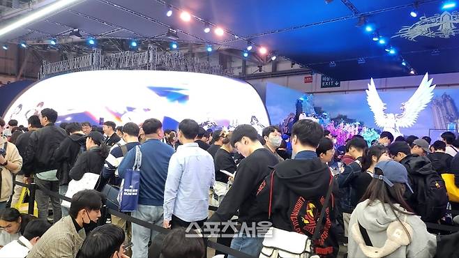 지스타 2025 엔씨소프트 부스에서 ‘아이온 2’ 시연을 기다리는 관람객들의 모습. 벡스코 | 김민규 기자 kmg@sportsseoul.com