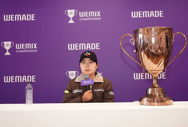 홍정민이 16일 경북 경주시 마우나오션 컨트리클럽에서 열린 위믹스 챔피언십 2025에서 우승 인터뷰를 하고 있다. 사진 | 대회조직위