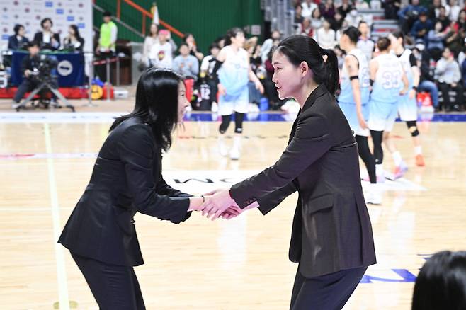 최윤아, 박정은 감독이 악수를 하는 모습. 사진 | WKBL
