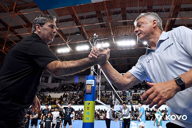 블랑(왼쪽) 감독과 헤난 감독. 사진 | 한국배구연맹