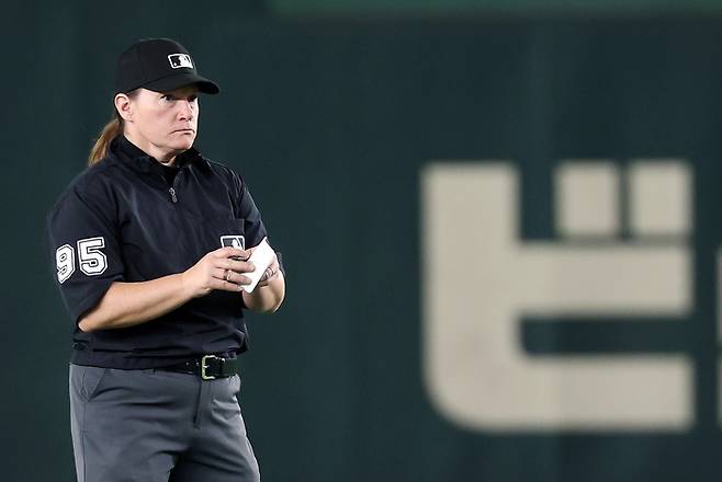 16일 일본 도쿄돔에서 열린 2025 K베이스볼 시리즈 대한민국과 일본의 평가전. 메이저리그(MLB) 최초 여성 심판인 젠 파월 2루심이 메모하고 있다. 사진 | 도쿄=연합뉴스