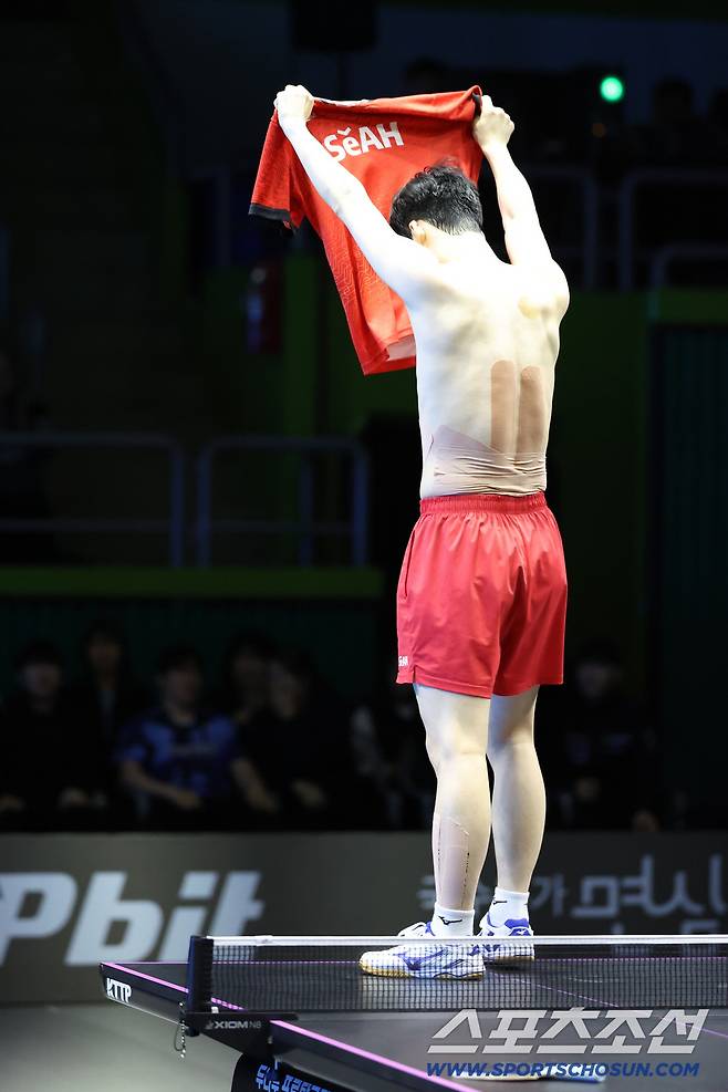 2025년 프로탁구리그 파이널 우승자 장우진의 상의 탈의 세리머니 사진제공=한국 프로탁구연맹