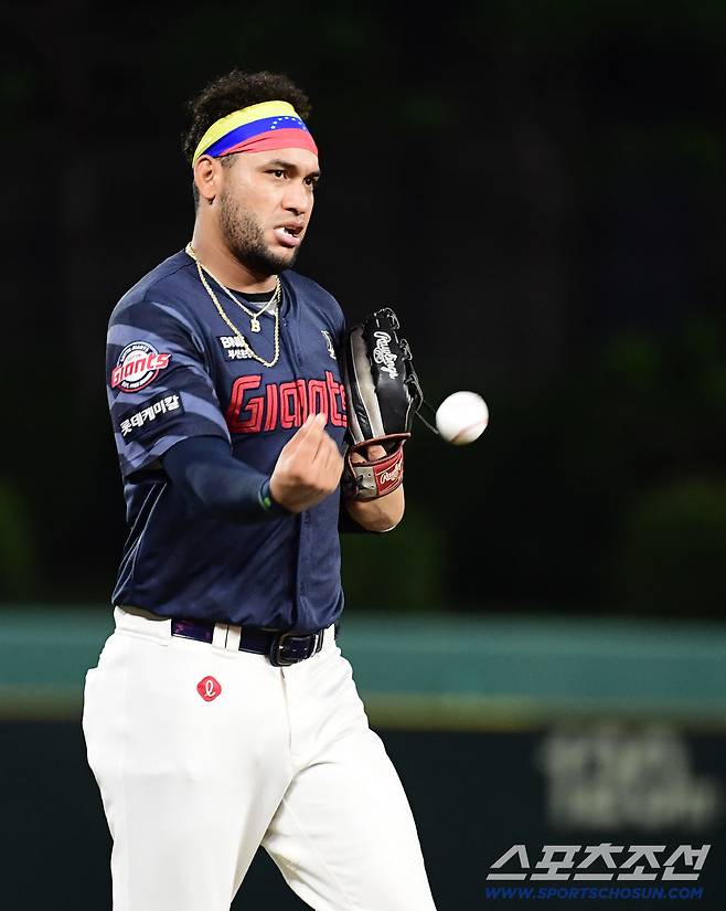 5일 인천 SSG랜더스필드에서 열린 SSG와 롯데의 경기. 3회말 1사 2루. 최정의 뜬볼 타구를 잡아내고 있는 롯데 레이예스. 인천=송정헌 기자songs@sportschosun.com/2025.09.05/