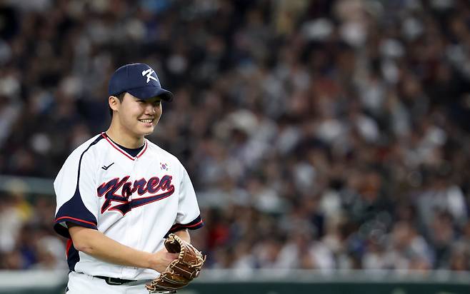 '무결점 피칭' 정우주의 미소
(도쿄=연합뉴스) 이동해 기자 = 16일 일본 도쿄돔에서 열린 2025 K베이스볼 시리즈 대한민국과 일본의 평가전. 3회초 대표팀 선발투수 정우주가 무실점으로 이닝을 마친 뒤 미소 짓고 있다. 2025.11.16
eastsea@yna.co.kr
(끝)
<저작권자(c) 연합뉴스, 무단 전재-재배포, AI 학습 및 활용 금지>