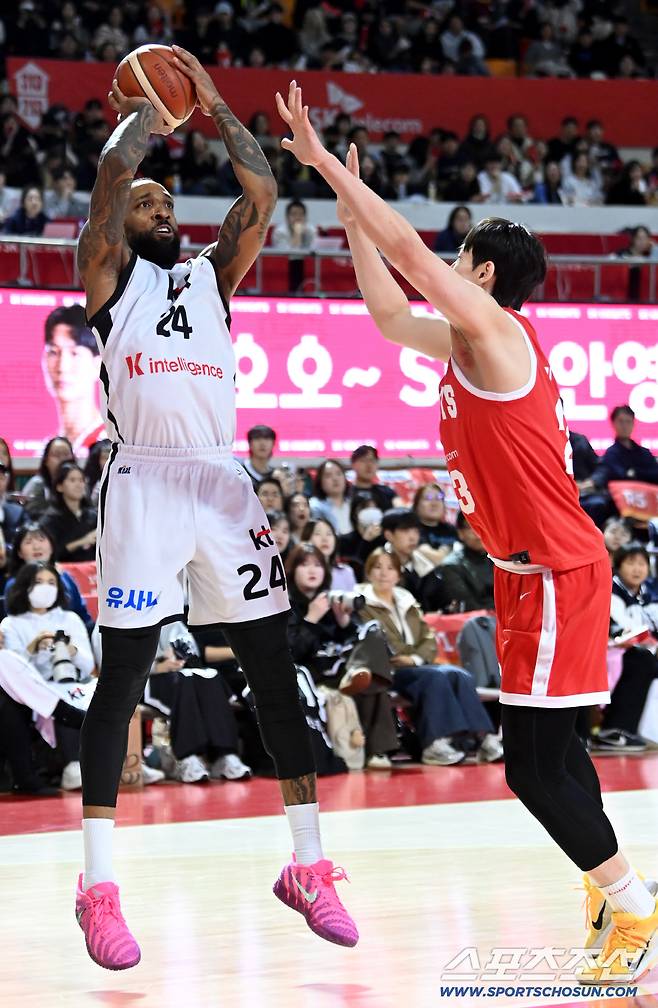 17일 잠실학생체육관에서 열린 프로농구 서울 SK와 수원 KT의 경기. KT 윌리엄스가 점프슛을 시도하고 있다. 잠실학생체=허상욱 기자wook@sportschosun.com/2025.11.17/