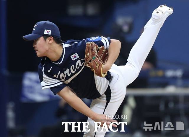 정우주는 이번 일본과의 평가전에서 신인 답지 않은 과감한 승부로 주목을 받았다. 내년 WBC에서도 승차가 예상된다. /뉴시스