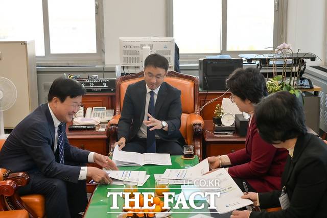 14일 정기명 시장이 한병도 예결위원장에게 내년도 국비 반영 협조를 요청하고 있다. /여수시