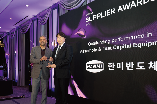 한미반도체가 마이크론 테크놀로지로부터 '톱 서플라이어' 상을 받았다. 사진은 곽동신 한미반도체 회장과 마니시 바티아 마이크론 테크놀로지 부회장. /한미반도체