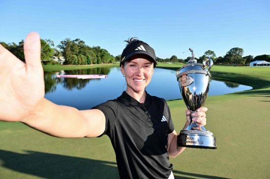 린 그랜트가 안니카 드리븐 우승 직후 트로피를 들고 셀카를 찍고 있다. 벨에어(미국)=AFP연합뉴스