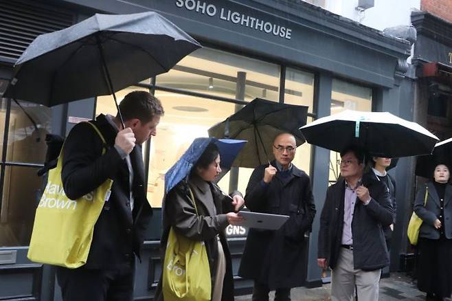 김병수 시장이 런던의 대표적 문화예술거리인 소호거리를 찾아 도시재생 성공 비결과 특징을 살피고 있다. 김포시 제공