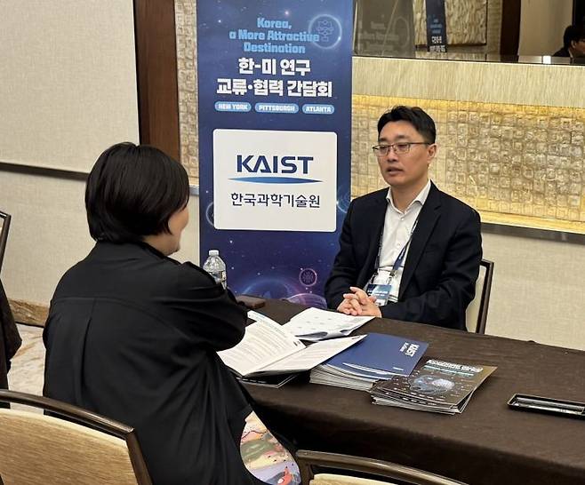 강성훈 KAIST 신소재 공학과 교수가 14일 뉴욕에서 열린 한미 연구교류 협력 간담회에서 한 참석자와 대화하고 있다. 강 교수는 지난해 미국 존스홉킨스 대학에서 KAIST로 이직했다. 사진=백종민 테크 스페셜리스트