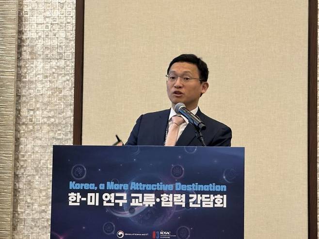 정우성 과학창의 재단 이사장이 14일 뉴욕에서 열린 한미 연구교류 협력 간담회에서 한국 정부의 이공계 연구자 귀국 지원 정책을 설명하고 있다. 사진=백종민 테크 스페셜리스트