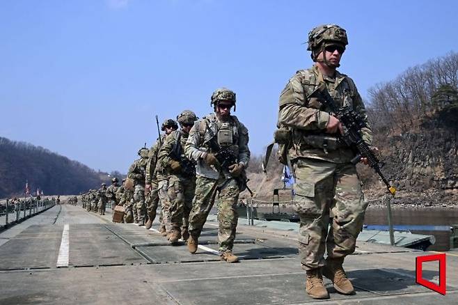 20일 경기 연천군 임진강 일대 석은소 훈련장에서 열린 한미 연합 제병협동 도하훈련에서 훈련을 마친 장병들이 연합부교를 건너고 있다. 2025년 전반기 한미 연합연습의 일환으로 실시된 이번 훈련에는 국군 5·7공병여단과 미2사단, 한미연합사단 등 총 600여 명의 장병이 참가했다. 2025.03.20 사진공동취재단
