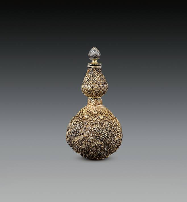 국립중앙박물관 금속공예실에 전시된 표주박 모양 병. 고려시대, 12세기, 높이 11cm. /e뮤지엄