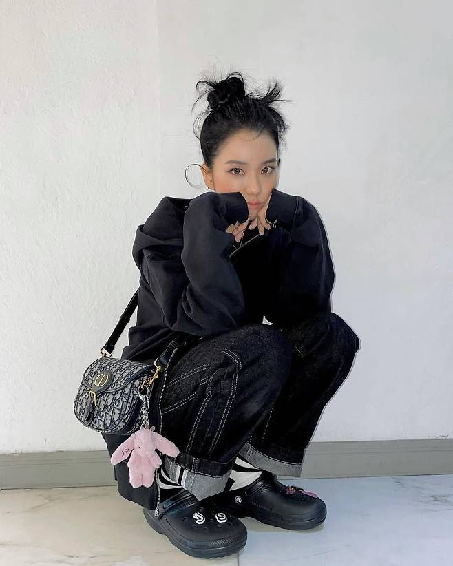 젤리캣 바쉬풀 버니 키링을 장식한 블랙핑크 지수. @ sooyaaa__