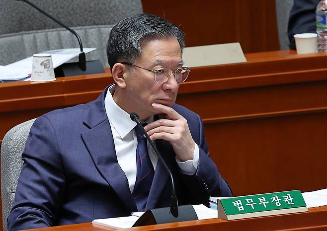 정성호 법무부 장관이 지난 13일 국회에서 열린 예산결산특별위원회 전체회의에서 생각에 잠겨 있다. /남강호 기자