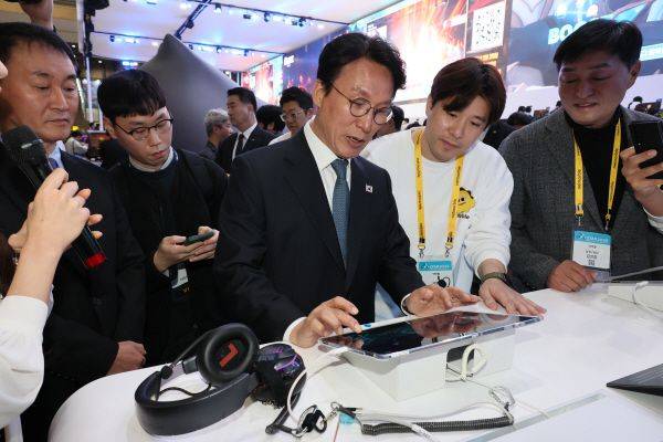 김민석 국무총리가 15일 부산 해운대구 벡스코에서 열린 국제게임전시회 지스타 2025의 넷마블 부스를 찾아 게임을 체험하고 있다. ⓒ연합뉴스