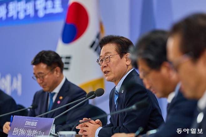 이재명 대통령이 14일 경기 파주시 라이브러리스테이 지지향에서 ‘경기 북부의 마음을 듣다’ 타운홀 미팅 간담회에 참석해 있다. 2025.11.14 송은석 기자 silverstone@donga.com