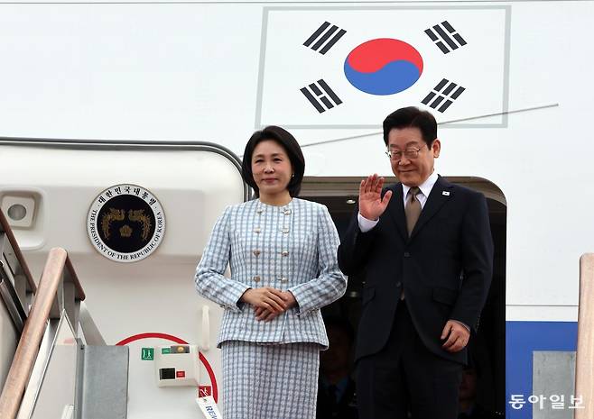 남아공 G20 정상회의 참석을 위해 출국하는 이재명 대통령과 김혜경 여사가 17일 경기 성남 서울공항에서 공군 1호기에 올라 환송객들에게 인사하고 있다. 성남=송은석 기자 silverstone@donga.com