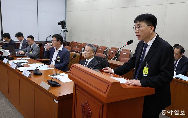 김유일 이사 17일 오후 국회 보건복지위에서 지역 의무 근무 ‘지역의사제’관련 법안에 대한 공청회가 열렸다. 김유일 대한의학회 지역의료정책이사가 발표(진술)하고 있다. 지역의사제 도입은 공공의료사관학교 설립 등과 더불어 지역·필수·공공의료 강화를 위한 이재명 정부 국정과제 중 하나다. 2025.11.17  이훈구 기자 ufo@donga.com