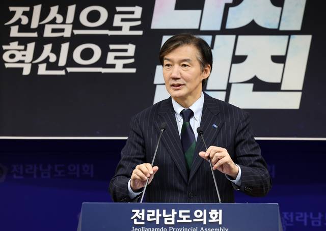 조국혁신당 2기 지도부 당대표로 단독 출마한 조국 전 대표가 17일 오전 전남 무안 전남도의회에서 열린 전당대회 당 대표 및 최고위원 후보 기자간담회에서 발언하고 있다.