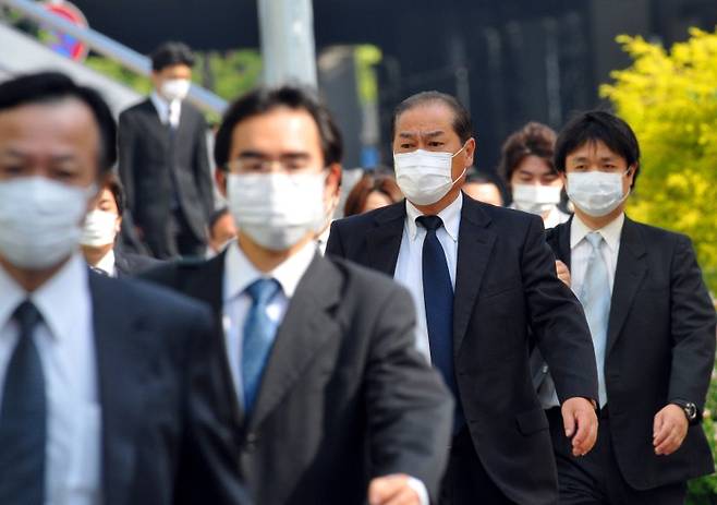 일본 고베 시내에서 직장인들이 출근길을 서두르고 있다. AP/뉴시스