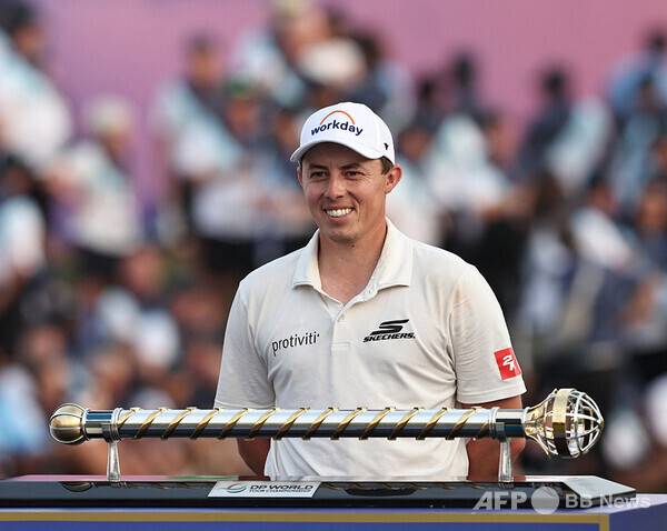 DP월드투어(옛 유러피언투어) 2025시즌 최종전 DP월드 투어챔피언십 연장전에서 로리 맥길로이(북아일랜드)를 제치고 우승을 차지한 맷 피츠패트릭(잉글랜드)이 DP월드 투어챔피언십 우승 트로피와 함께 기념 촬영하는 모습이다. 사진제공=ⓒAFPBBNews = News1