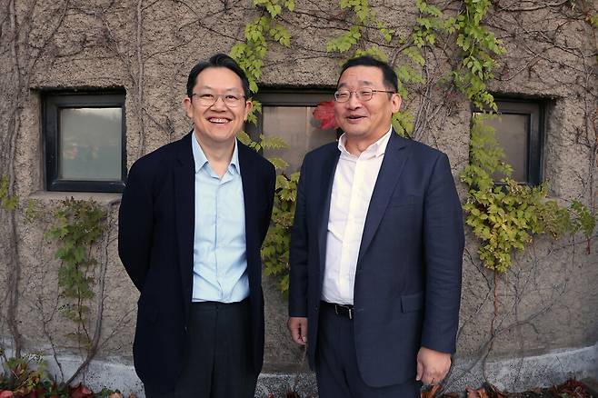 원승연 명지대 교수(오른쪽)와 김우찬 고려대 교수가 5일 오후 서울 마포구 한겨레신문사에서 ‘행동주의·사모펀드 규제론 어떻게 볼 것인가’를 주제로 좌담회를 갖기 앞서 이야기를 나누고 있다. 백소아 기자 thanks@hani.co.kr