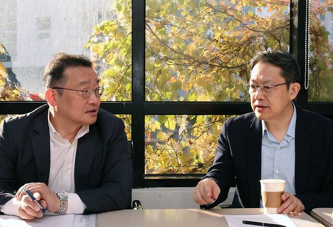 원승연 명지대 교수(왼쪽)와 김우찬 고려대 교수가 5일 오후 서울 마포구 한겨레경제사회연구원에서 ‘행동주의·사모펀드 규제론 어떻게 볼 것인가’를 주제로 좌담회를 갖고 있다. 백소아 기자 thanks@hani.co.kr