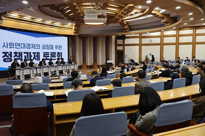 지난 13일 서울 여의도 국회의원회관 제1소회의실에서 ‘사회연대경제의 성장을 위한 정책과제’ 토론회가 열렸다. 이날 토론회는 한겨레경제사회연구원과 김동아 의원(더불어민주당), 최혁진 의원(무소속)이 공동주최하고, 한국사회연대경제과 전국협동조합협의회가 후원했다.