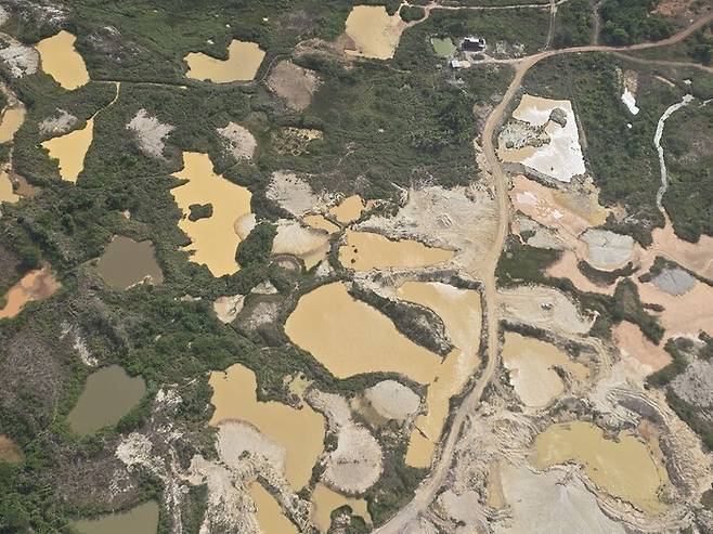 지난 13일(현지시각) 제30차 유엔 기후변화협약 당사국총회(COP30)가 열리고 있는 브라질 벨렝에서 서쪽으로 230㎞ 떨어진 피리아 지역 카쇼에이라 금광에 아마존 숲을 파괴하고 금을 캐내는 ‘불법 채굴’로 움푹 파인 구덩이마다 황톳빛 흙탕물이 고여 있는 모습이 보인다. 금 채굴 과정에서 수은으로 오염된 이 물은 인근 생태계에 심각한 피해를 미친다. 벨렝/옥기원 기자 ok@hani.co.kr