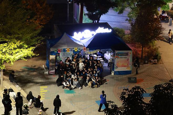 8일 저녁 서울 마포구 홍대입구역 6번 출구 인근에 설치된 ‘서울시립십대여성일시지원센터 나무’ 상담 천막에서 활동가와 청소년들이 “경의선! 파이팅!”을 외치며 마지막 거리 상담을 기념하는 사진을 찍고 있다. 김혜윤 기자 unique@hani.co.kr