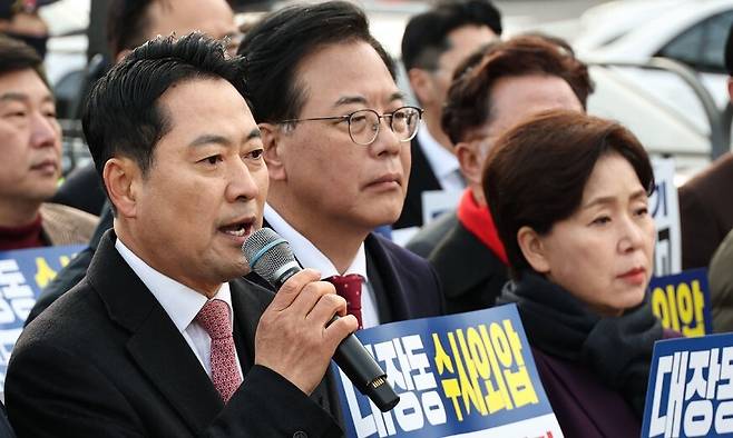 국민의힘 장동혁 대표가 17일 서울 용산구 대통령실 앞에서 열린 ‘대장동 항소포기 외압 진상규명 국정조사 촉구 기자회견’에서 발언하고 있다. 연합뉴스